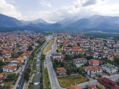 Bulgaristan 'ın Blagoevgrad bölgesinin ünlü Bansko kayak beldesinin hava manzarası