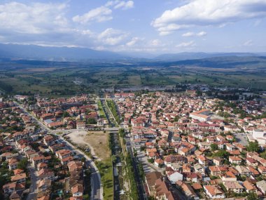Bulgaristan 'ın Blagoevgrad bölgesinin ünlü Bansko kayak beldesinin hava manzarası