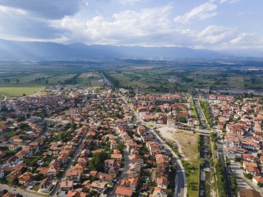 Bulgaristan 'ın Blagoevgrad bölgesinin ünlü Bansko kayak beldesinin hava manzarası