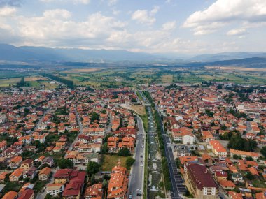 Bulgaristan 'ın Blagoevgrad bölgesinin ünlü Bansko kayak beldesinin hava manzarası