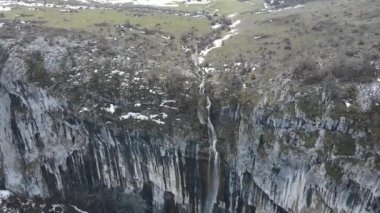 Bulgaristan 'ın Vratsa kenti yakınlarındaki Balkanlar' ın en yüksek şelalesi Vrachanska Skaklya 'nın inanılmaz manzarası
