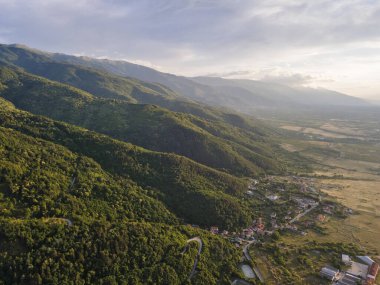 Bulgaristan 'ın Petrich kenti yakınlarındaki Belasitsa Dağı' nın hava günbatımı manzarası