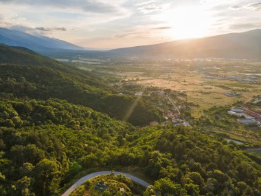 Bulgaristan 'ın Petrich kenti yakınlarındaki Belasitsa Dağı' nın hava günbatımı manzarası