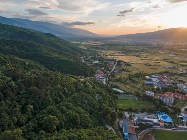 Bulgaristan 'ın Petrich kenti yakınlarındaki Belasitsa Dağı' nın hava günbatımı manzarası