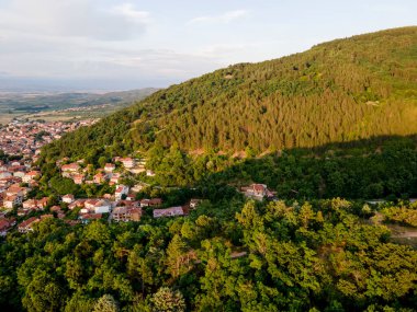 Bulgaristan 'ın Petrich kenti yakınlarındaki Belasitsa Dağı' nın hava günbatımı manzarası