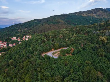 Bulgaristan 'ın Petrich kenti yakınlarındaki Belasitsa Dağı' nın hava günbatımı manzarası