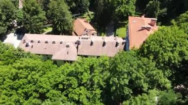 Bulgaristan 'ın Vitosha dağındaki Ortodoks Dragalevtsi manastırının havadan yaz manzarası