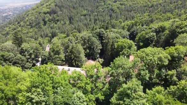 Bulgaristan Vitosha Dağındaki Ortodoks Dragalevtsi Manastırının Havadan Yaz Manzarası — Stok video