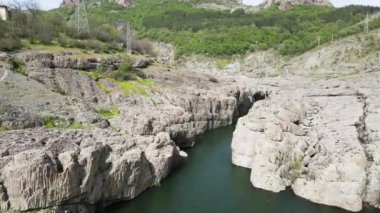 Bulgaristan 'ın Studen Kladenets Barajı' nın altındaki Şeytan Dere (Şeytan Nehri) Kanyonu 'nun havadan görünüşü