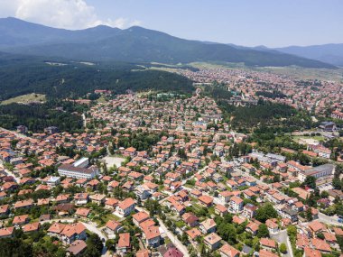 Bulgaristan 'ın Pazardzhik bölgesinin Velingrad kentinde bulunan ünlü spa beldesinin hava manzarası