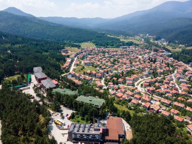 Bulgaristan 'ın Pazardzhik bölgesinin Velingrad kentinde bulunan ünlü spa beldesinin hava manzarası