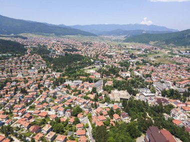 Bulgaristan 'ın Pazardzhik bölgesinin Velingrad kentinde bulunan ünlü spa beldesinin hava manzarası