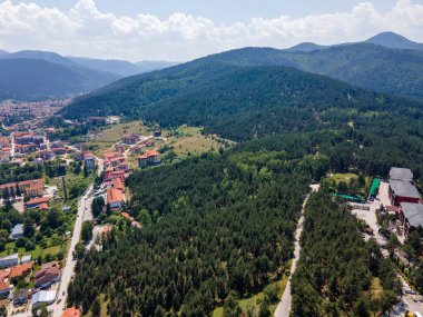 Bulgaristan 'ın Pazardzhik bölgesinin Velingrad kentinde bulunan ünlü spa beldesinin hava manzarası