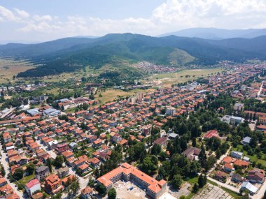 Bulgaristan 'ın Pazardzhik bölgesinin Velingrad kentinde bulunan ünlü spa beldesinin hava manzarası
