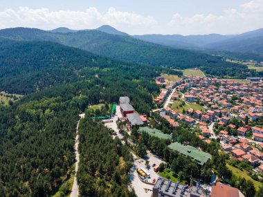 Bulgaristan 'ın Pazardzhik bölgesinin Velingrad kentinde bulunan ünlü spa beldesinin hava manzarası
