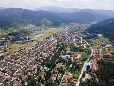 Bulgaristan 'ın Pazardzhik bölgesinin Velingrad kentinde bulunan ünlü spa beldesinin hava manzarası