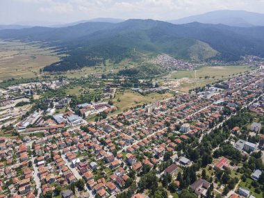 Bulgaristan 'ın Pazardzhik bölgesinin Velingrad kentinde bulunan ünlü spa beldesinin hava manzarası