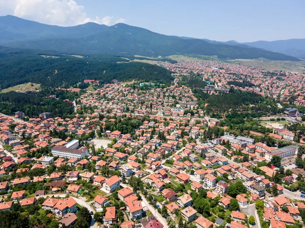 Bulgaristan 'ın Pazardzhik bölgesinin Velingrad kentinde bulunan ünlü spa beldesinin hava manzarası