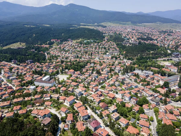 Bulgaristan 'ın Pazardzhik bölgesinin Velingrad kentinde bulunan ünlü spa beldesinin hava manzarası
