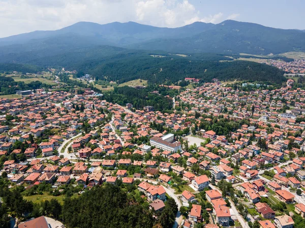 Bulgaristan 'ın Pazardzhik bölgesinin Velingrad kentinde bulunan ünlü spa beldesinin hava manzarası