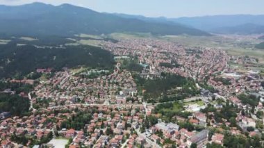 Bulgaristan 'ın Pazardzhik bölgesinin Velingrad kentinde bulunan ünlü spa beldesinin hava manzarası