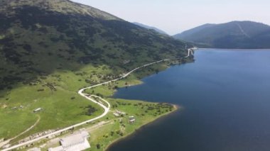 Belmeken Barajı 'nın şaşırtıcı hava manzarası, Rila dağı, Bulgaristan