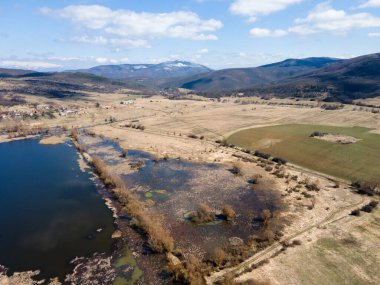 Bulgaristan 'ın Kyustendil bölgesindeki Konyavska Dağı' ndaki Choklyovo bataklığının Aerial Spring manzarası