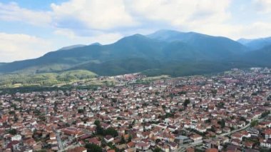 Bulgaristan 'ın Blagoevgrad bölgesinin ünlü Bansko kayak beldesinin hava manzarası