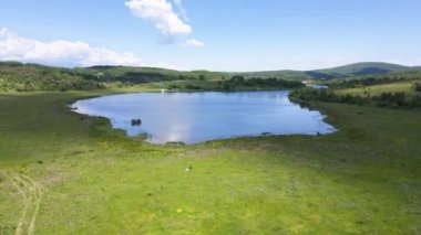 Bulgaristan 'ın Sofya Bölgesi, Lozenska Dağı' ndaki Yukarı Gabra gölünün hava manzarası