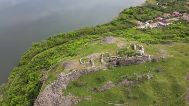 Αεροφωτογραφία Των Ερειπίων Του Αρχαίου Φρουρίου Βίσεγκραντ Στη Νότια Ακτή — Αρχείο Βίντεο