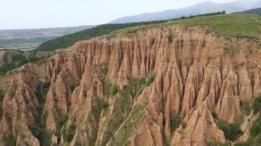 Kaya oluşumunun hava görüntüsü Stob piramitleri, Rila Dağı, Kyustendil bölgesi, Bulgaristan