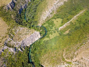 Bulgaristan 'ın Lovech bölgesindeki Altın Panega Nehri boyunca Iskar Panega Geopark' ın hava manzarası