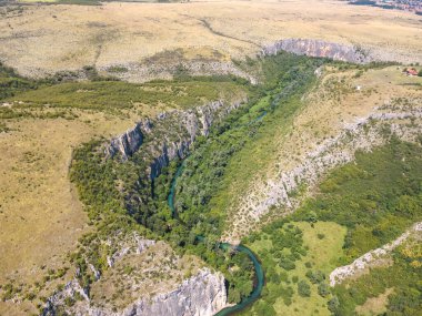 Bulgaristan 'ın Lovech bölgesindeki Altın Panega Nehri boyunca Iskar Panega Geopark' ın hava manzarası