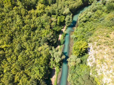 Bulgaristan 'ın Lovech bölgesindeki Altın Panega Nehri boyunca Iskar Panega Geopark' ın hava manzarası