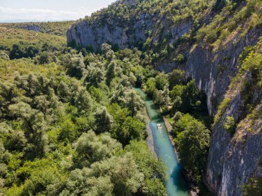 Bulgaristan 'ın Lovech bölgesindeki Altın Panega Nehri boyunca Iskar Panega Geopark' ın hava manzarası