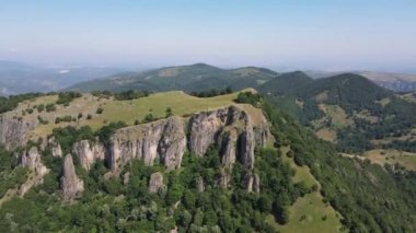 Bulgaristan 'ın Lovech bölgesinin Teteven kasabası yakınlarındaki Balkan Dağı' nın hava manzarası