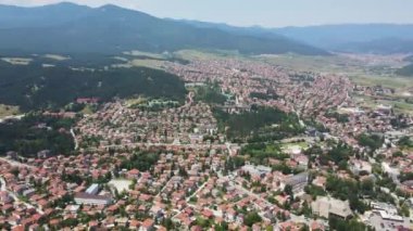 Bulgaristan 'ın Pazardzhik bölgesinin Velingrad kentindeki ünlü spa beldesinin hava manzarası