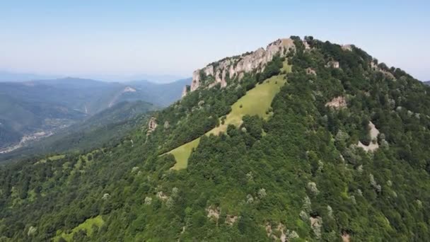 Vista Aérea Montaña Balcánica Cerca Ciudad Teteven Región Lovech Bulgaria — Vídeos de Stock