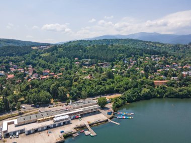 Pancharevo Gölü 'nün havadan yaz manzarası, Sofya şehir bölgesi, Bulgaristan