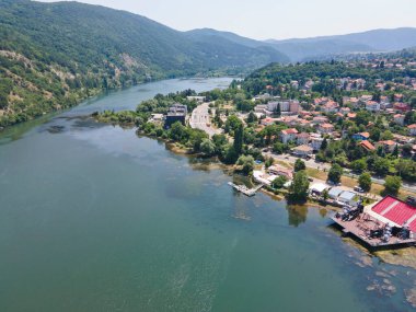 Pancharevo Gölü 'nün havadan yaz manzarası, Sofya şehir bölgesi, Bulgaristan