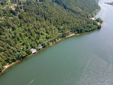 Pancharevo Gölü 'nün havadan yaz manzarası, Sofya şehir bölgesi, Bulgaristan
