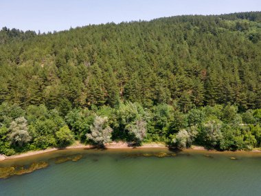 Pancharevo Gölü 'nün havadan yaz manzarası, Sofya şehir bölgesi, Bulgaristan