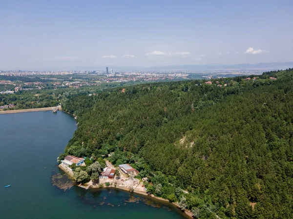 Pancharevo Gölü 'nün havadan yaz manzarası, Sofya şehir bölgesi, Bulgaristan