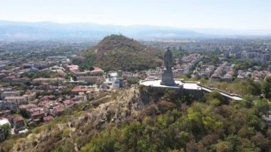 PLOVDIV, BULGARIA - 6 Eylül 2020: Sovyet Ordusu 'nun Alyosha olarak bilinen anıtı ve Bulgaristan' ın Filibe kentinin panoraması