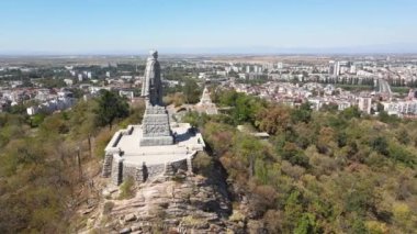 PLOVDIV, BULGARIA - 6 Eylül 2020: Sovyet Ordusu 'nun Alyosha olarak bilinen anıtı ve Bulgaristan' ın Filibe kentinin panoraması