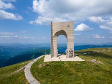 TROYAN, BULGARIA - 17 Temmuz 2021: Bulgaristan 'ın Beklemeto geçidinde Balkan Dağları' nın ana yamacında Özgürlük Anıtı