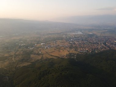 Bulgaristan 'ın Petrich kenti yakınlarındaki Belasitsa Dağı' nın hava günbatımı manzarası