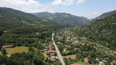 Bulgaristan 'ın Balkan Dağları, Lovech bölgesindeki Ribaritsa köyünün hava manzarası