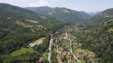 Bulgaristan 'ın Balkan Dağları, Lovech bölgesindeki Ribaritsa köyünün hava manzarası