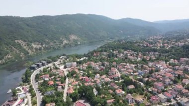 Pancharevo Gölü 'nün havadan yaz manzarası, Sofya şehir bölgesi, Bulgaristan